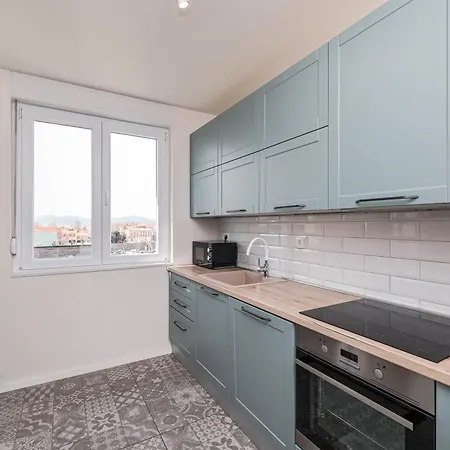 Brand New Apt In City Center+ Free Street Parking *