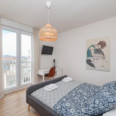 Brand New Apt In City Center+ Free Street Parking